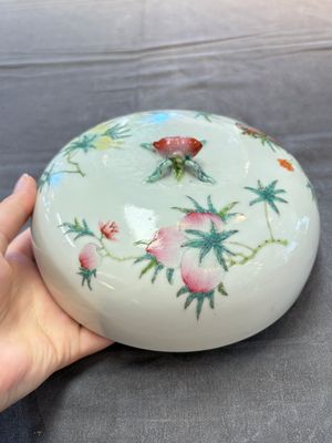 A Chinese famille rose 'playing boys' bowl and cover, Qianlong mark, Republic — 照片 6
