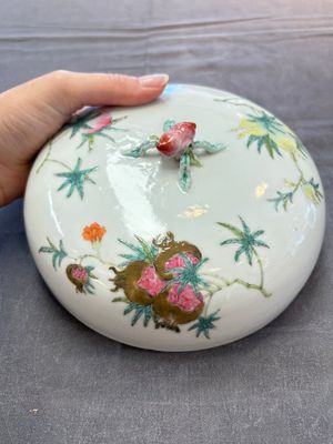 A Chinese famille rose 'playing boys' bowl and cover, Qianlong mark, Republic — 照片 7