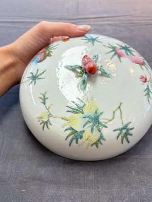 A Chinese famille rose 'playing boys' bowl and cover, Qianlong mark, Republic — 照片 8