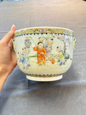 A Chinese famille rose 'playing boys' bowl and cover, Qianlong mark, Republic — 照片 10