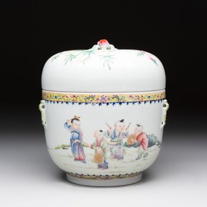 A Chinese famille rose 'playing boys' bowl and cover, Qianlong mark, Republic — 照片 1