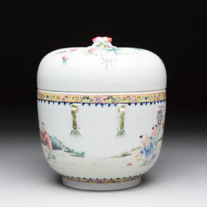 A Chinese famille rose 'playing boys' bowl and cover, Qianlong mark, Republic — 照片 2