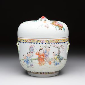 A Chinese famille rose 'playing boys' bowl and cover, Qianlong mark, Republic — 照片 3