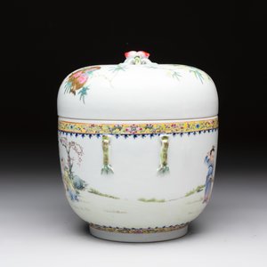 A Chinese famille rose 'playing boys' bowl and cover, Qianlong mark, Republic — 照片 4
