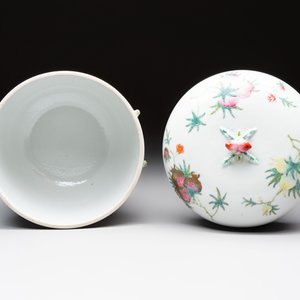A Chinese famille rose 'playing boys' bowl and cover, Qianlong mark, Republic — 照片 5