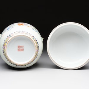 A Chinese famille rose 'playing boys' bowl and cover, Qianlong mark, Republic — 照片 6