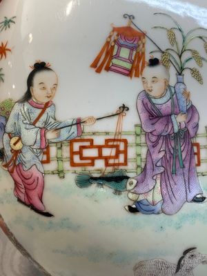 A Chinese famille rose 'playing boys' box and cover, Ling Zhi Cheng Xiang 麟趾呈祥 mark, 20th C. — photo 6