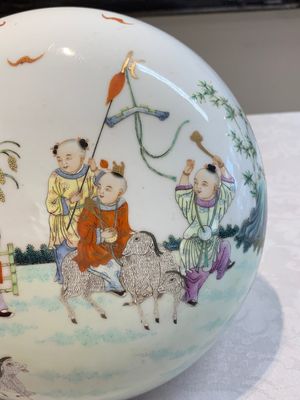 A Chinese famille rose 'playing boys' box and cover, Ling Zhi Cheng Xiang 麟趾呈祥 mark, 20th C. — photo 8