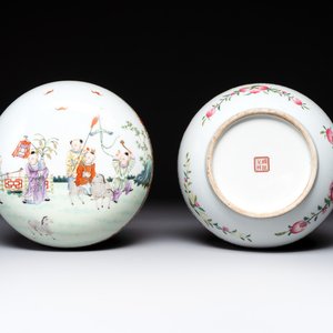 A Chinese famille rose 'playing boys' box and cover, Ling Zhi Cheng Xiang 麟趾呈祥 mark, 20th C. — photo 1