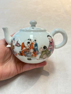 A Chinese famille rose 'playing boys' teapot, Tao Yi Zhen Pin 陶藝珍品 seal mark, 20th C. — photo 1