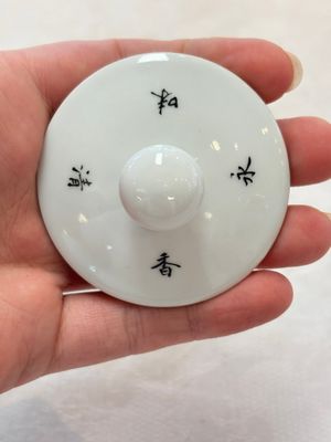 A Chinese famille rose 'playing boys' teapot, Tao Yi Zhen Pin 陶藝珍品 seal mark, 20th C. — photo 11