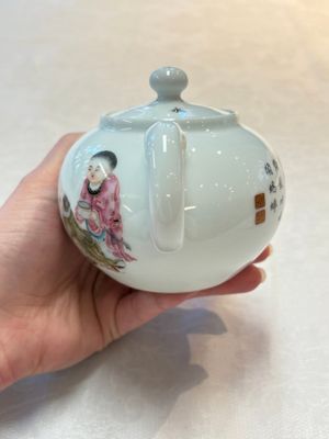 A Chinese famille rose 'playing boys' teapot, Tao Yi Zhen Pin 陶藝珍品 seal mark, 20th C. — photo 2