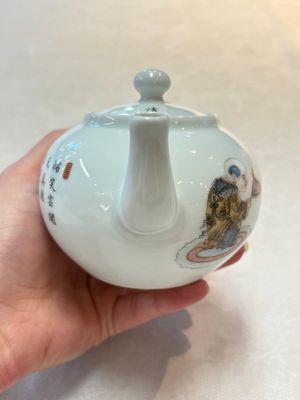 A Chinese famille rose 'playing boys' teapot, Tao Yi Zhen Pin 陶藝珍品 seal mark, 20th C. — photo 5
