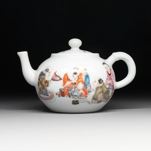 A Chinese famille rose 'playing boys' teapot, Tao Yi Zhen Pin 陶藝珍品 seal mark, 20th C. — photo 1