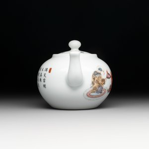 A Chinese famille rose 'playing boys' teapot, Tao Yi Zhen Pin 陶藝珍品 seal mark, 20th C. — photo 2