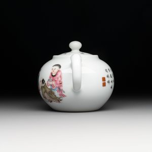 A Chinese famille rose 'playing boys' teapot, Tao Yi Zhen Pin 陶藝珍品 seal mark, 20th C. — photo 4