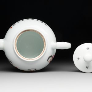 A Chinese famille rose 'playing boys' teapot, Tao Yi Zhen Pin 陶藝珍品 seal mark, 20th C. — photo 5