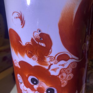 A Chinese famille rose 'playing boys' vase, a pair of hat stands and a head rest with Buddhist lions, 19/20th C. — 照片 19