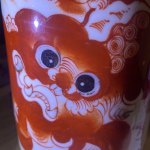 A Chinese famille rose 'playing boys' vase, a pair of hat stands and a head rest with Buddhist lions, 19/20th C. — 照片 20