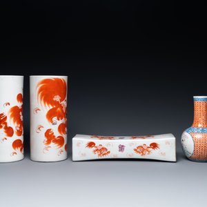 A Chinese famille rose 'playing boys' vase, a pair of hat stands and a head rest with Buddhist lions, 19/20th C. — 照片 5