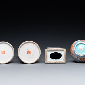 A Chinese famille rose 'playing boys' vase, a pair of hat stands and a head rest with Buddhist lions, 19/20th C. — 照片 7
