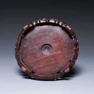 A Chinese famille rose 'playing boys' vase on a fine carved wooden stand, Yongzheng — photo 8