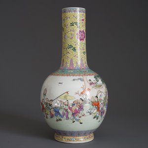 A Chinese famille rose 'playing boys' vase, Qianlong mark, 20th C. — 照片 11