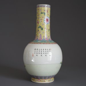 A Chinese famille rose 'playing boys' vase, Qianlong mark, 20th C. — 照片 12