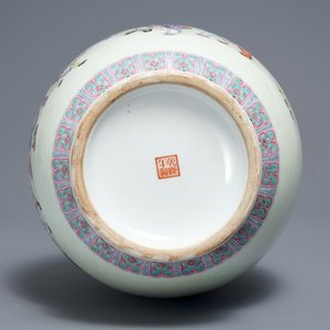 A Chinese famille rose 'playing boys' vase, Qianlong mark, 20th C. — 照片 5