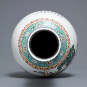 A Chinese famille rose 'playing boys' vase, Qianlong mark, 20th C. — 照片 6