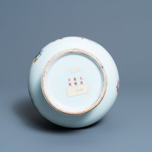 A Chinese famille rose 'playing boys' vase, Qianlong mark, Republic — 照片 13