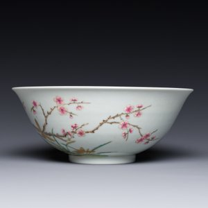 A Chinese famille rose 'plum blossom' bowl, Shen De Tang Zhi 慎德堂製 mark, 19/20th C. — photo 3