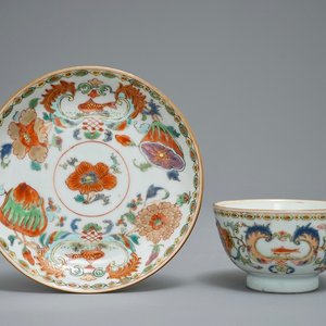 A Chinese famille rose 'Pompadour' cup and saucer, Qianlong, ca. 1745 — 照片 1