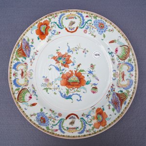 A Chinese famille rose 'Pompadour' dish, Qianlong — photo 3