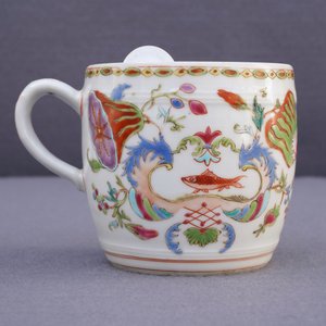 A Chinese famille rose 'Pompadour' mustard jar and a Pronk 'Doctor's visit' saucer, Qianlong — 照片 15