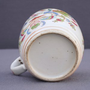 A Chinese famille rose 'Pompadour' mustard jar and a Pronk 'Doctor's visit' saucer, Qianlong — 照片 16