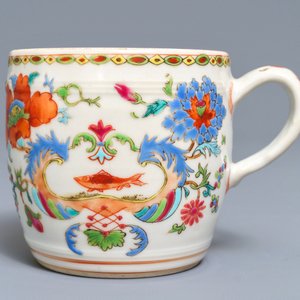 A Chinese famille rose 'Pompadour' mustard jar and a Pronk 'Doctor's visit' saucer, Qianlong — 照片 4