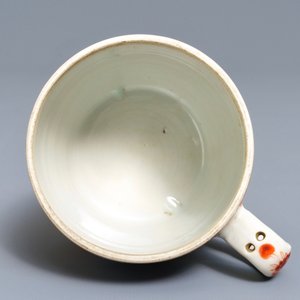 A Chinese famille rose 'Pompadour' mustard jar and a Pronk 'Doctor's visit' saucer, Qianlong — 照片 9