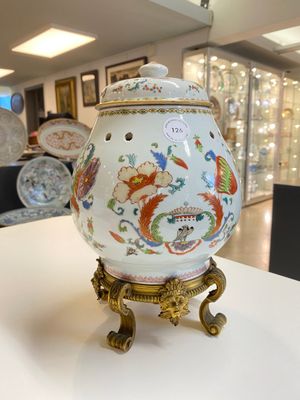 A Chinese famille rose 'Pompadour' pot-pourri jar and cover on a gilt bronze mount, Qianlong, ca. 1745 — 照片 1
