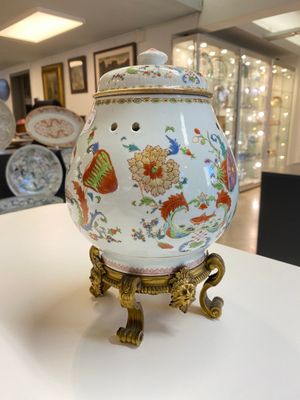 A Chinese famille rose 'Pompadour' pot-pourri jar and cover on a gilt bronze mount, Qianlong, ca. 1745 — 照片 2