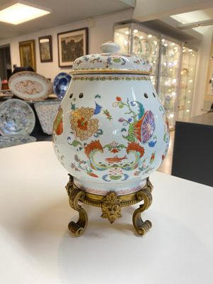 A Chinese famille rose 'Pompadour' pot-pourri jar and cover on a gilt bronze mount, Qianlong, ca. 1745 — 照片 4