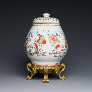 A Chinese famille rose 'Pompadour' pot-pourri jar and cover on a gilt bronze mount, Qianlong, ca. 1745 — 照片 4