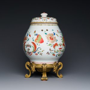 A Chinese famille rose 'Pompadour' pot-pourri jar and cover on a gilt bronze mount, Qianlong, ca. 1745 — 照片 8