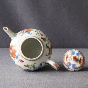 A Chinese famille rose 'Pompadour' teapot and cover, Qianlong — 照片 12