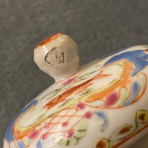 A Chinese famille rose 'Pompadour' teapot and cover, Qianlong — 照片 16