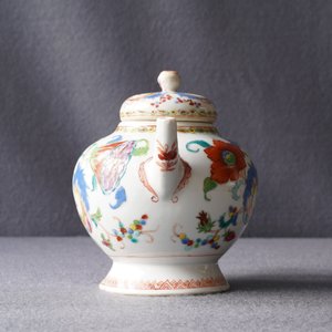 A Chinese famille rose 'Pompadour' teapot and cover, Qianlong — 照片 11