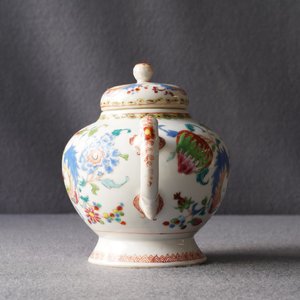 A Chinese famille rose 'Pompadour' teapot and cover, Qianlong — 照片 9