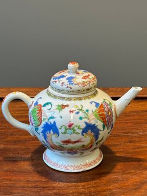 A Chinese famille rose 'Pompadour' teapot and cover, Qianlong — photo 2