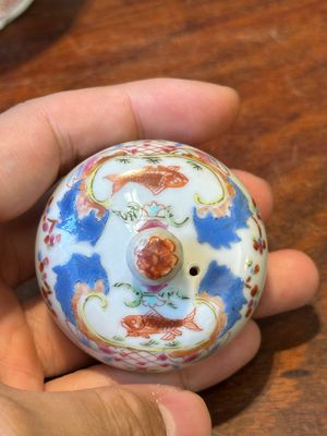 A Chinese famille rose 'Pompadour' teapot and cover, Qianlong — photo 4