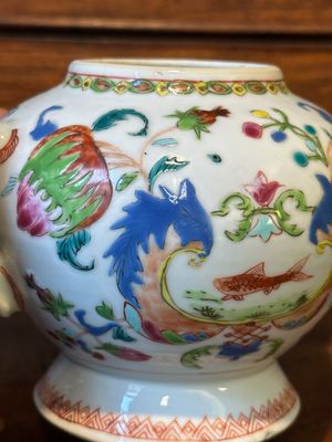 A Chinese famille rose 'Pompadour' teapot and cover, Qianlong — photo 7